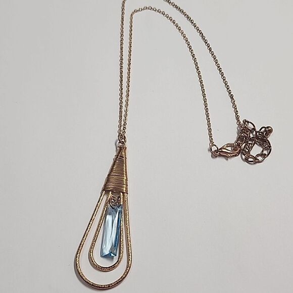 Elegant Gold and Blue Pendant Necklace - Picture 2 of 3